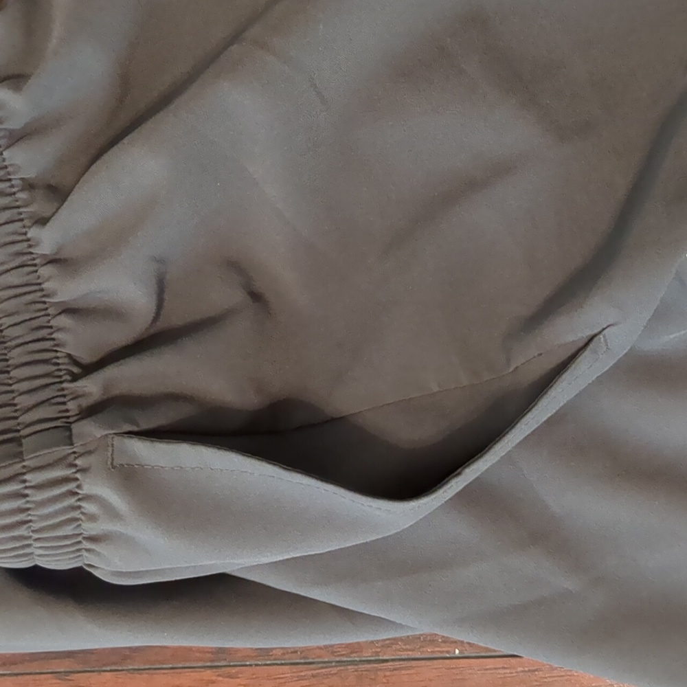 2 pockets and Elastic drawstring waistband - Picture 4 of 6